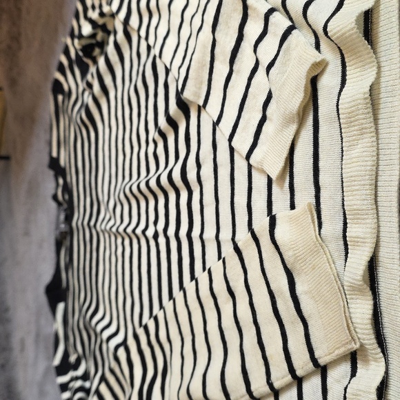 Vince Striped Ombré striped black cream Long Sleeve lightweight  sweater SZ M - Picture 7 of 12